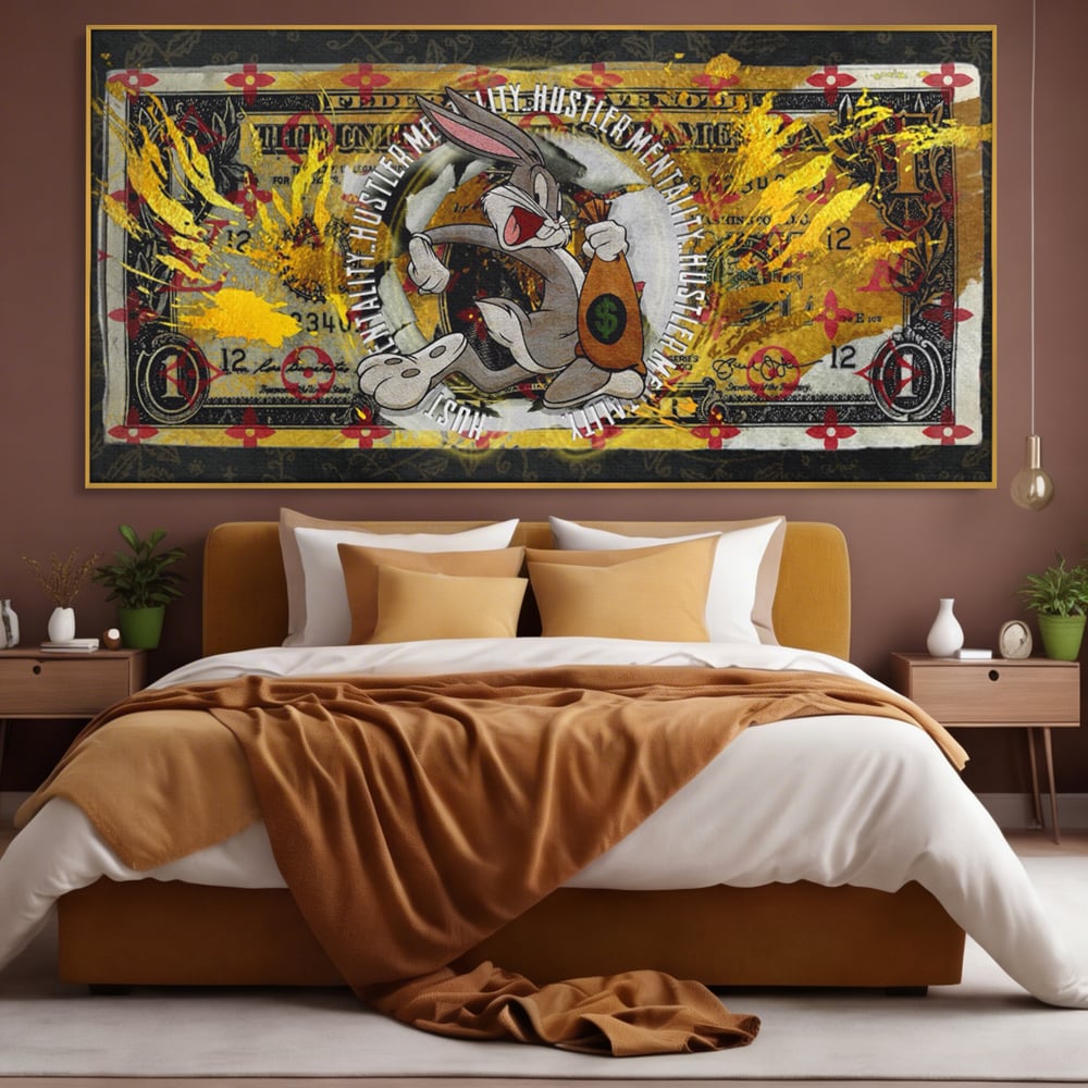 Tablou canvas cu tablou canvas cu dolar si bugs bunny, in rama de aluminiu auriu, pe perete intr-un dormitor